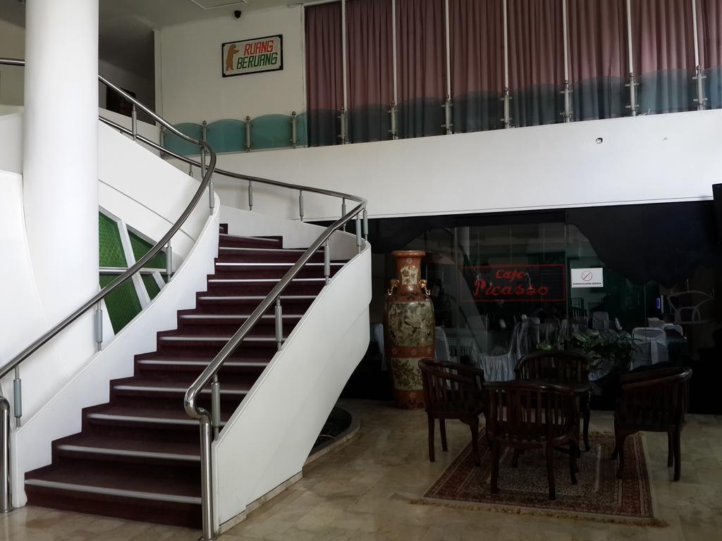 Reddoorz Plus Near Kebayoran Baru Blok S Giacarta Esterno foto