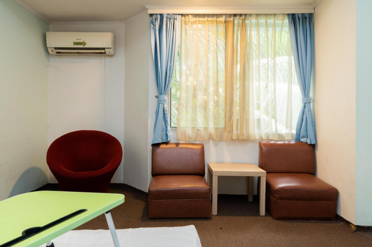 Reddoorz Plus Near Kebayoran Baru Blok S Giacarta Esterno foto
